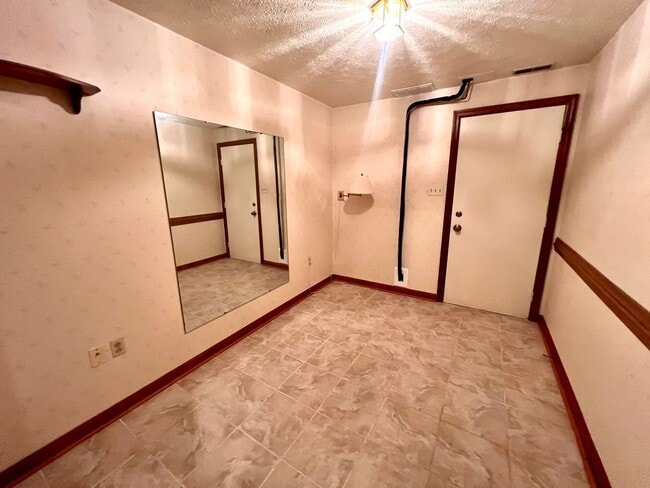 Building Photo - 1256 Queens Dr