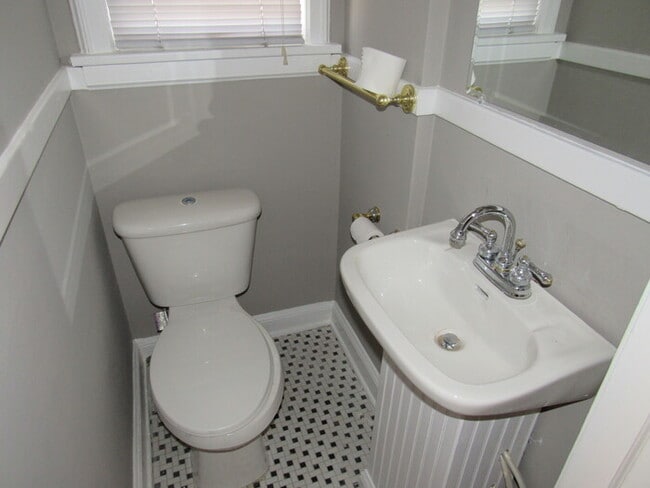Building Photo - Cape Cod 3bed 1.5 bath in Westwood Hills, KS