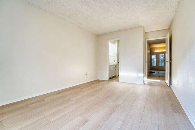 Building Photo - 5860 Sampley Way