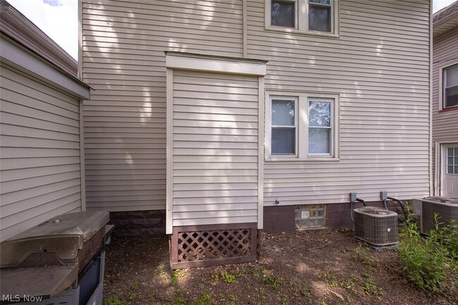 Building Photo - 1545 Coutant Ave