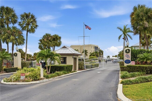 Building Photo - 150 SE Four Winds Dr