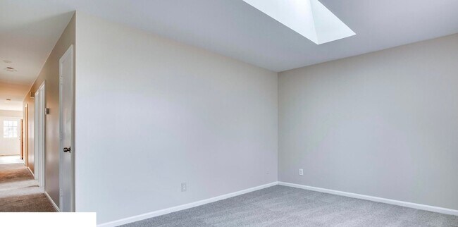 Building Photo - Live in the Heart of It All – 2BR Duplex w...