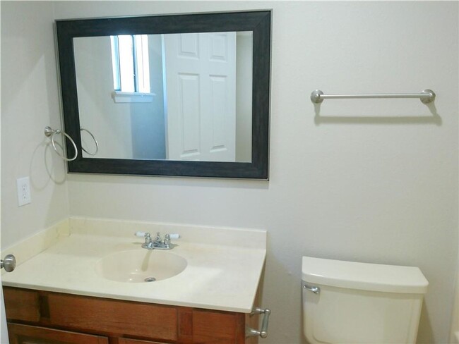 Building Photo - 2725 Santa Fe Unit D - 2/Bed 2.5/Bath - $1...