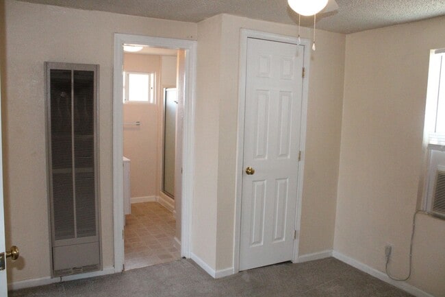 Building Photo - Upstairs 1 Bedroom, 1 Bathroom Unit in Ant...