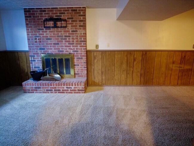 Building Photo - Spacious 3BR Bi-Level Home with 2-Car Garage in Reynoldsburg – $1,850/mo