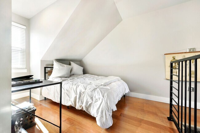 Building Photo - Completely remodeled 2 bedroom/office in Lawrenceville