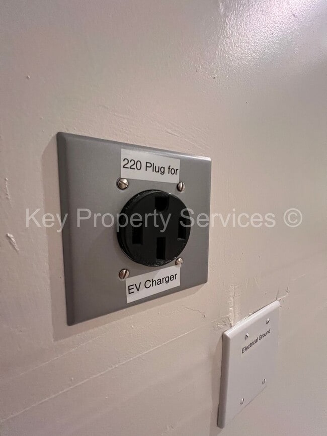 Building Photo - Newer Townhome in North Vancouver/Ridgefield