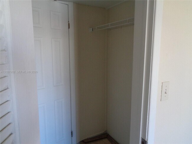 Building Photo - 450 Golden Isles Dr