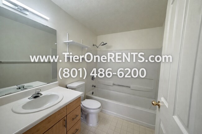 Building Photo - ** Limited Time Offer ** $500 OFF your first month's RENT!