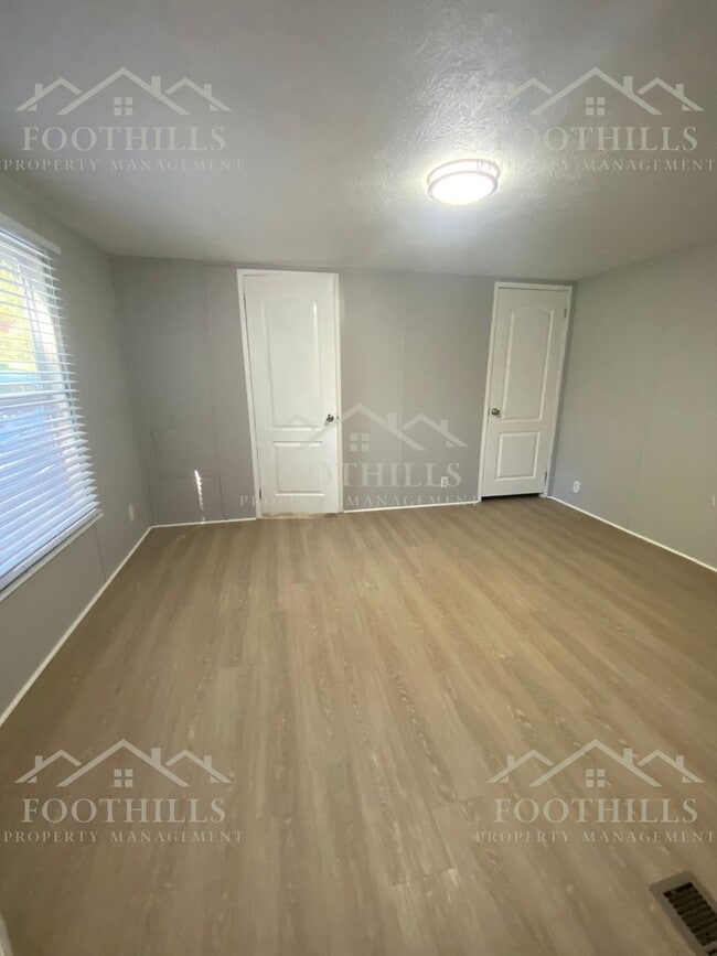 Building Photo - Spacious 3BR/2BA Home with Appliances Incl...