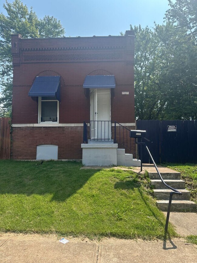Primary Photo - Amazing 2 Bedroom 1 Bathroom Home