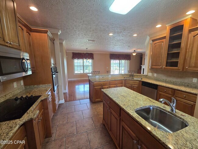 Building Photo - 3401 Hillcrest Dr