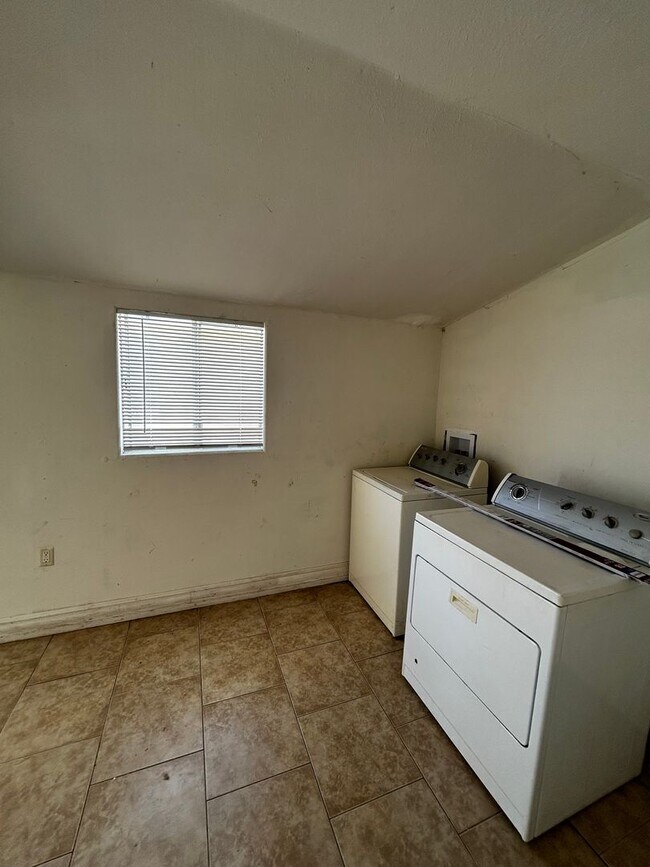 Building Photo - 2764 Wilma St