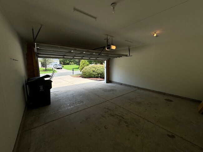 Building Photo - Stunning 3BR/2.5BA w/ Upgrades & Pool Access