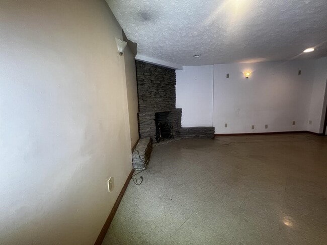 Building Photo - 230 S Circlecrest Dr