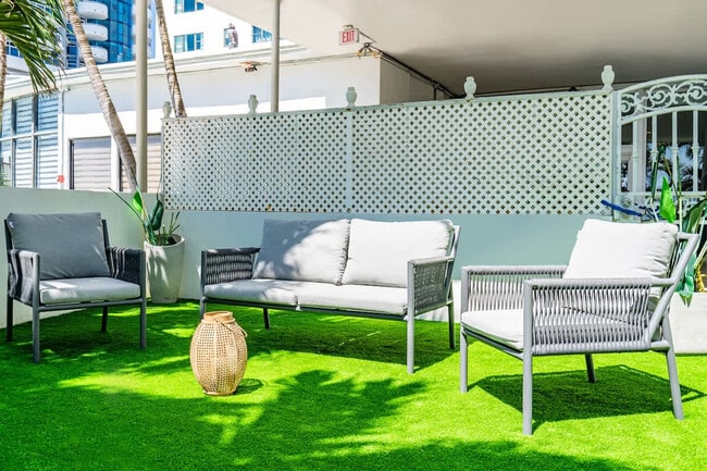 Building Photo - 6345 Collins Ave