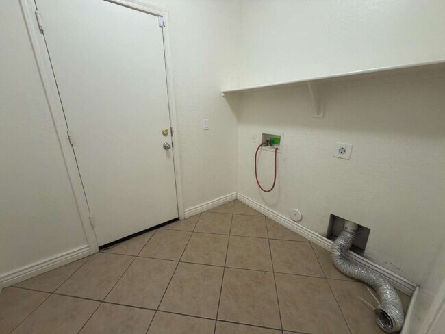 Building Photo - "Charming 3-Bedroom Oasis with 2 Baths and 1,711 Sq Ft of Comfort in Phoenix!"