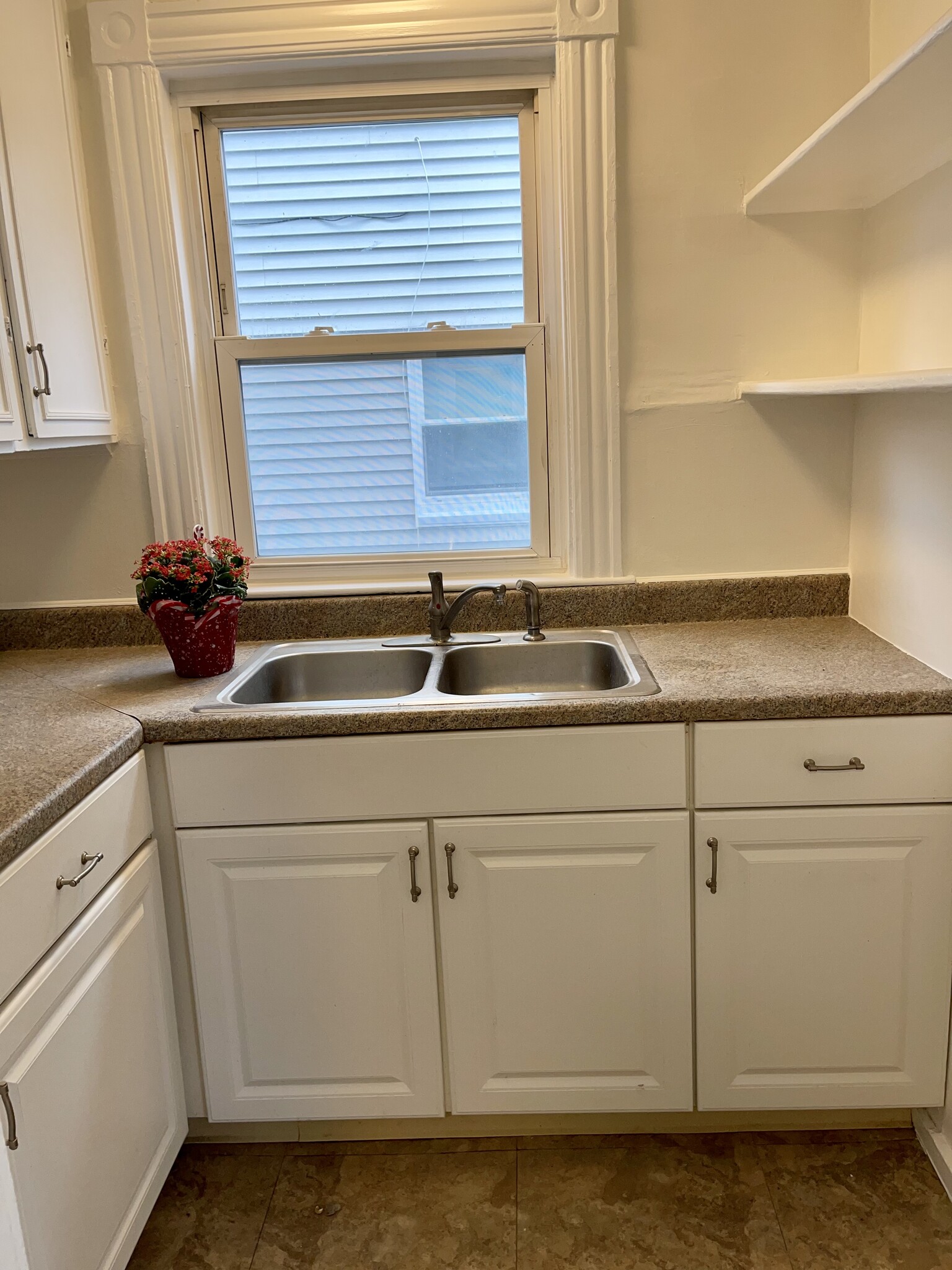 Kitchen. - 77 Linden St
