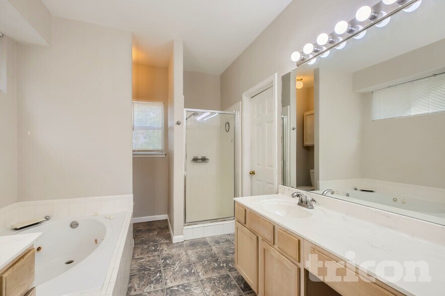 Building Photo - 12430 Canyon Ct