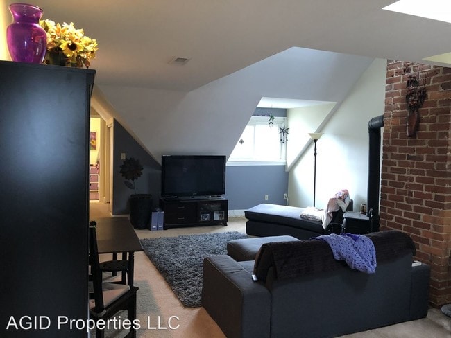 Building Photo - 2128 Alpine Pl