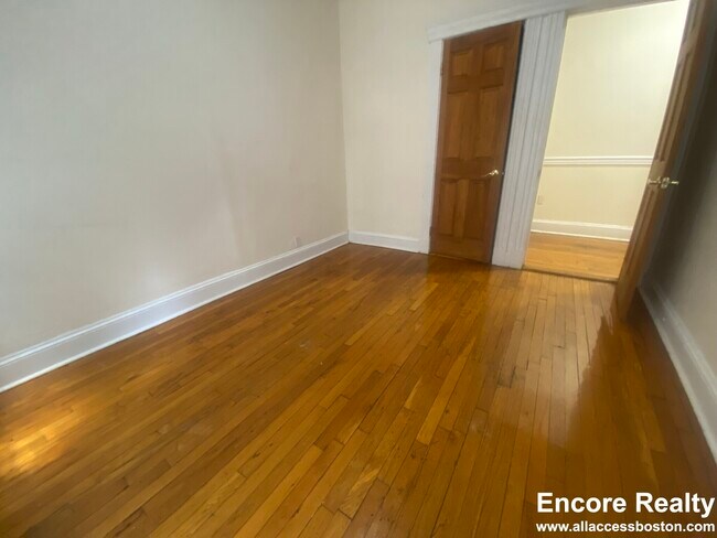 Building Photo - 364 Riverway