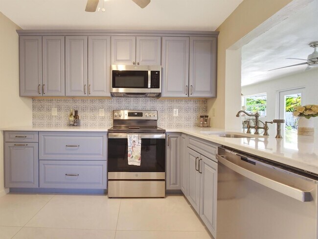 Building Photo - 218 S Sequoia Dr