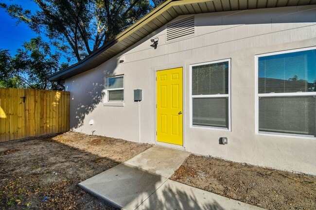 Building Photo - 39041 Manor Dr