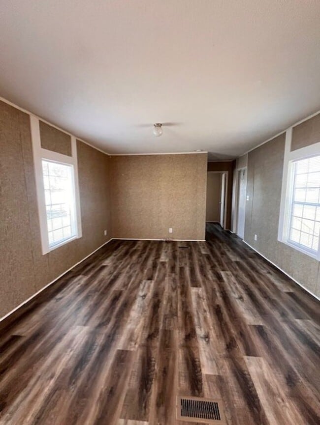 Building Photo - Country setting 2 bedroom home