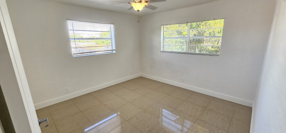 Building Photo - 110 SE 2nd St