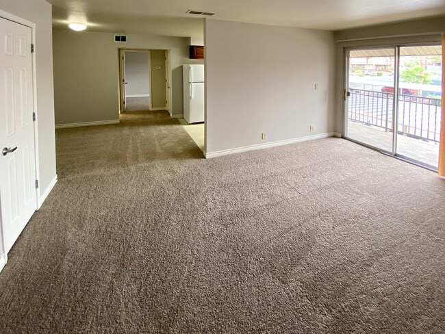 Building Photo - 1 Bedroom condo in guard gated community w...
