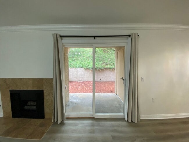 Building Photo - Beautifully Renovated 1-Bedroom Condo in R...