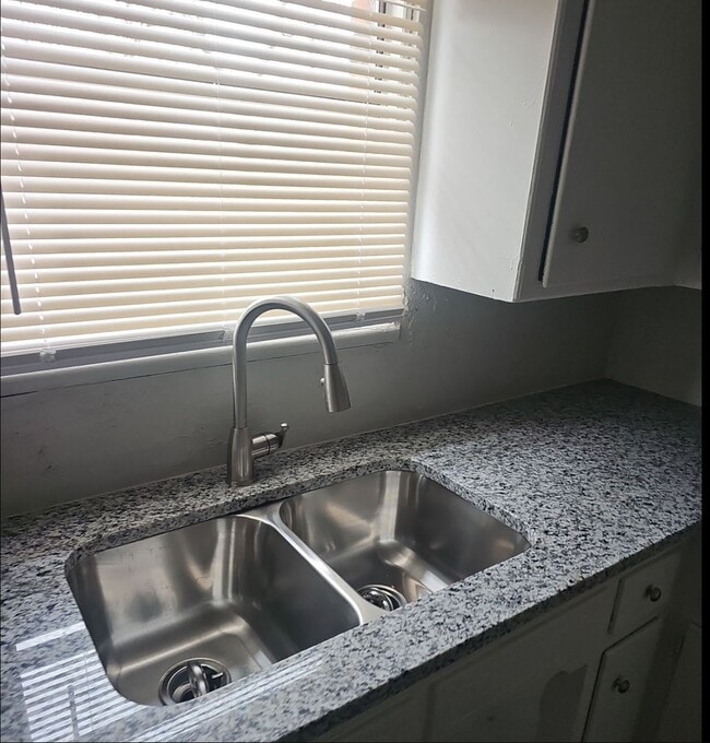 Building Photo - 3 bedroom 2 bath - SE 70th and I-35