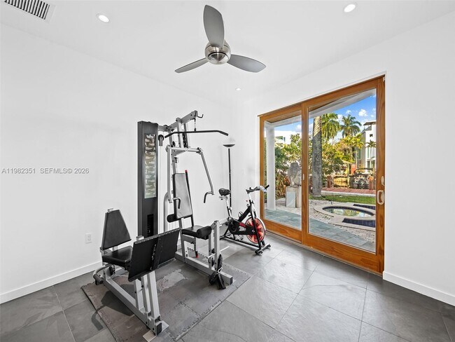 Building Photo - 450 Victoria Terrace