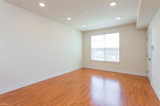 Building Photo - 2 br, 1 bath Triplex - 1405 N SYDENHAM ST ...