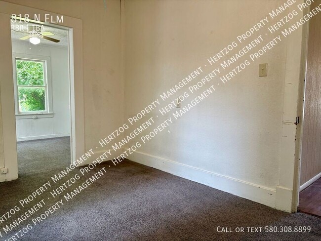 Building Photo - 818 N Elm-