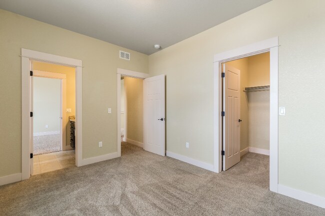 Building Photo - 2115 Blackbird Dr