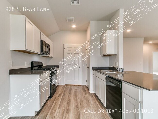 Building Photo - 928 S Bear Ln