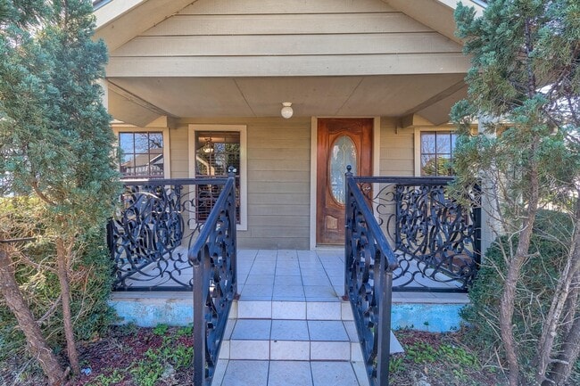 Building Photo - 8004 Mendez St