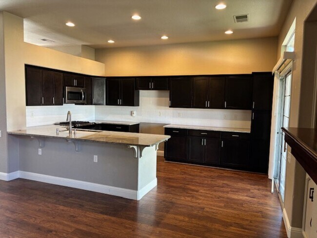 Building Photo - Amazing Single Story Home Located in Rosev...