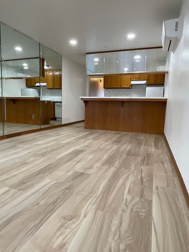 Building Photo - Los Caballeros #320