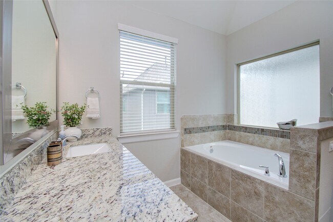Building Photo - 2015 Royal Landing Dr
