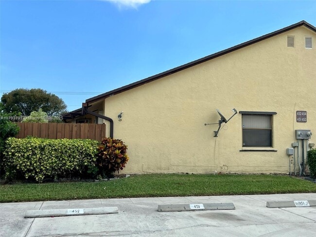 Building Photo - 451 Springdale Cir