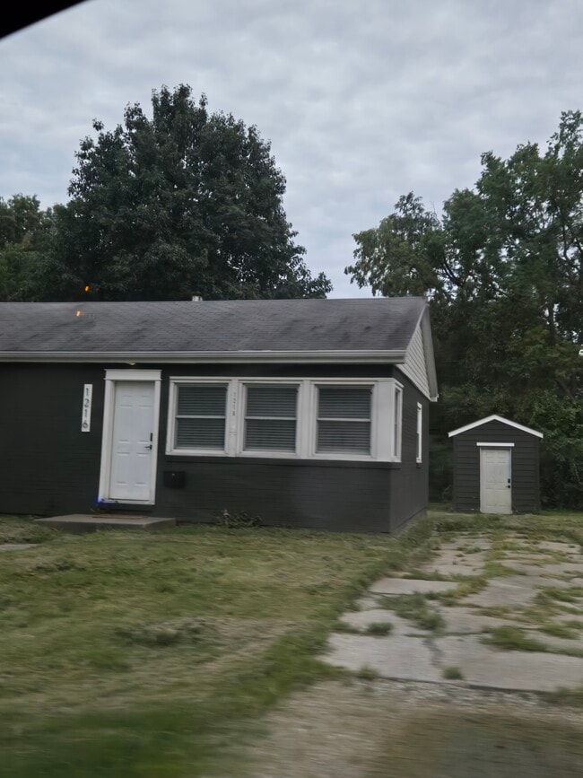 Building Photo - 1216 W Ash St