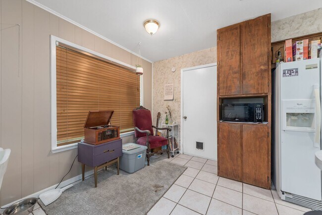 Building Photo - August 2026 Pre-Lease! Beautiful 3 Bed, 2 Bath House with Covered Patio!