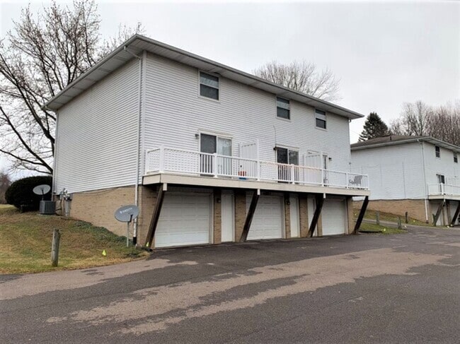 Building Photo - Large Two Bedroom Townhouse with Garage in...
