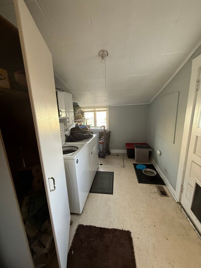 Building Photo - 227 S H St