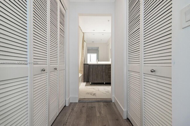 Building Photo - 801 Brickell Key Blvd