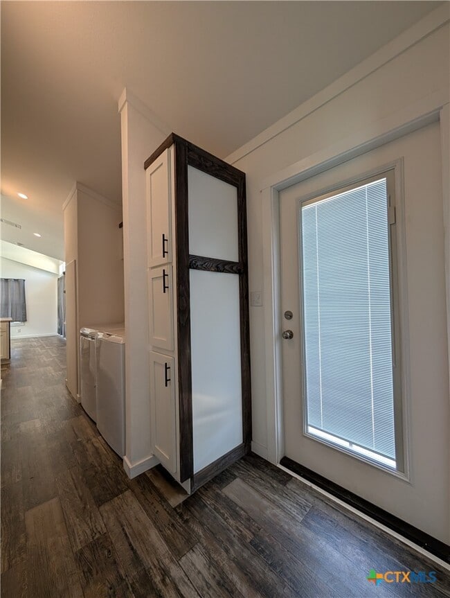 Building Photo - 120 Water Hole Ln