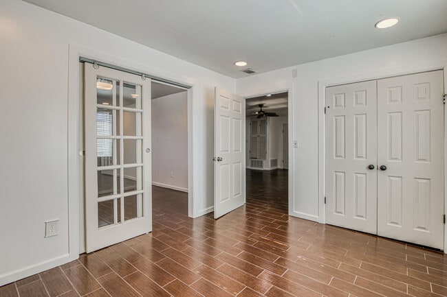 Building Photo - 8613 Kingsway Dr