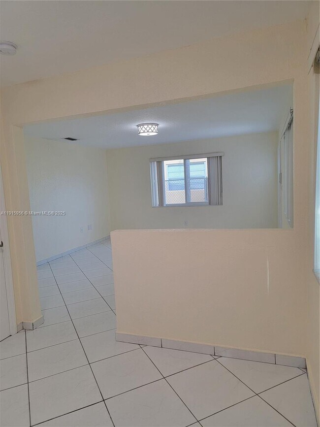 Building Photo - 1037 W 23rd St